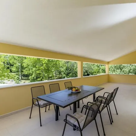 Ljuba In Jurani - Haus Fuer 4-6 Personen