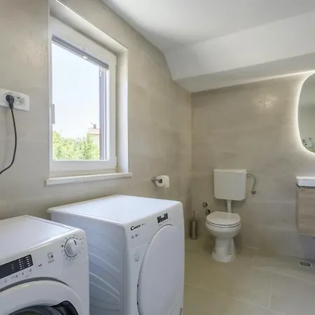 Ljuba In Jurani - Haus Fuer 4-6 Personen Vila Benazici