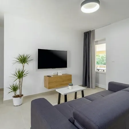Ljuba In Jurani - Haus Fuer 4-6 Personen Vila Benazici
