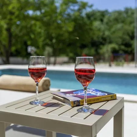 Ljuba In Jurani - Haus Fuer 4-6 Personen Vila Benazici